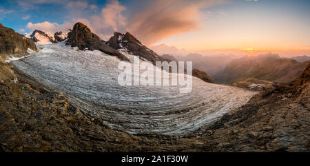 Sonnenuntergang Panorama von Blümlisalpgletscher an Blüemlisalphütte SAC Stockfoto