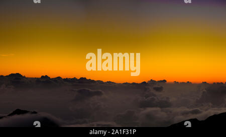 Bunte Sonnenaufgang am Haleakala auf Maui. Beaautiful Blick über das Meer von ​​Clouds an einem schönen Morgen Stockfoto