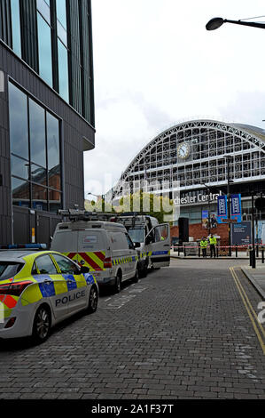 Manchester, Großbritannien. 26. September 2019. Polizei und Auftragnehmer Vorbereitung für den jährlichen Parteitag der Konservativen Partei in Manchester Central Convention Complex. Die 4-tägige Konferenz erwartet, dass 11.500 Menschen in die Stadt zu locken. G.P. Essex/Alamy leben Nachrichten Stockfoto