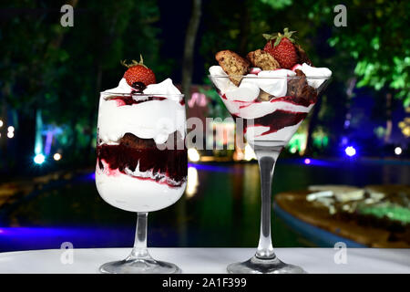 Dessert in Schale mit Früchten auf unscharfen Hintergrund Stockfoto