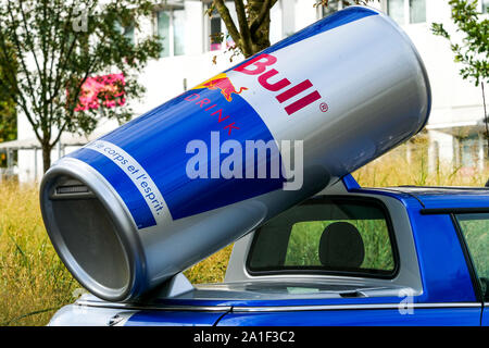 Red Bull Energy Drink promotion Fahrzeug, Zusammenfluss Bezirk, Lyon, Frankreich Stockfoto