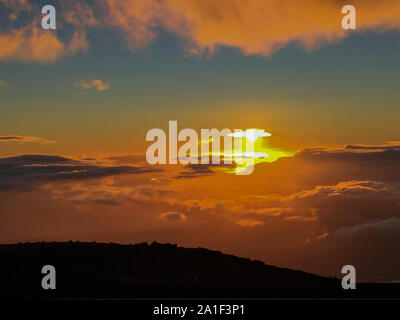 Bunte Sonnenaufgang am Haleakala auf Maui. Beaautiful Blick über das Meer von ​​Clouds an einem schönen Morgen Stockfoto