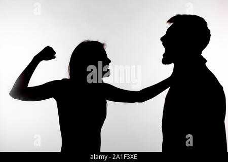 Häusliche Gewalt und Misshandlungen Konzept - Silhouette einer Frau schlagen einen Mann Stockfoto