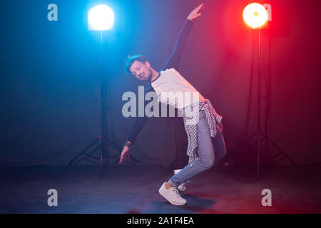 Dance, Hip-hop und Reggaeton Konzept - junge Mann tanzen über die Lichter. Stockfoto