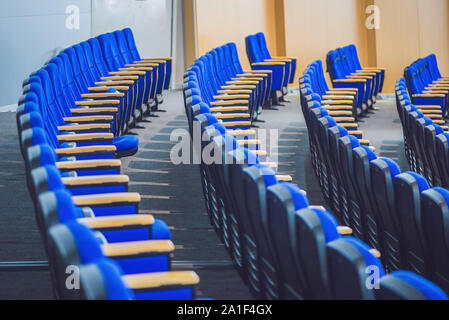 Leeren blauen Stühlen im Kino oder Theater oder einen Konferenzraum. Stockfoto