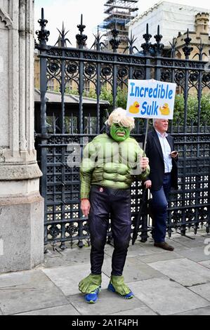 'Incredible Hulk'. Bleiben ein Demonstrant mocks Premierminister, Boris Johnson auf den Tag, an dem das Parlament daran erinnert wurde. Houses of Parliament, Westminster, London. Großbritannien Stockfoto