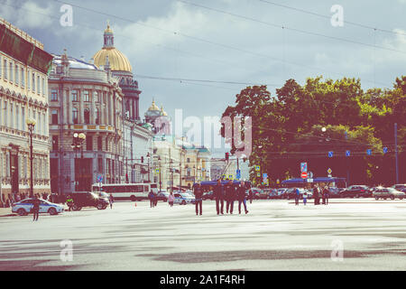 Sankt Petersburg, Russland - 17. SEPTEMBER 2019: Square in der Nähe von Hermitage Museum. Straße in der historischen Teil der Stadt in St. Petersburg, Russland. Stockfoto