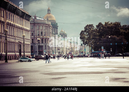 Sankt Petersburg, Russland - 17. SEPTEMBER 2019: Square in der Nähe von Hermitage Museum. Straße in der historischen Teil der Stadt in St. Petersburg, Russland. Stockfoto