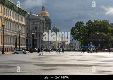 Sankt Petersburg, Russland - 17. SEPTEMBER 2019: Square in der Nähe von Hermitage Museum. Straße in der historischen Teil der Stadt in St. Petersburg, Russland. Stockfoto