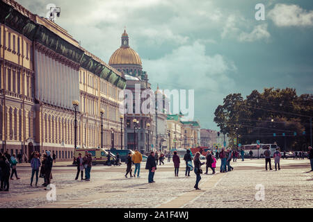 Sankt Petersburg, Russland - 17. SEPTEMBER 2019: Square in der Nähe von Hermitage Museum. Straße in der historischen Teil der Stadt in St. Petersburg, Russland. Stockfoto