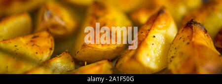 Fertig gebackene Kartoffelscheiben nach Backofen bis zu schließen. Stockfoto