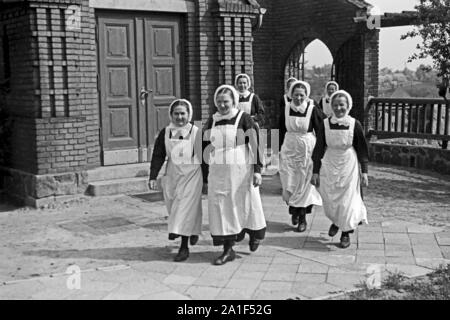 Nonnen und Schwestern des Kinder-und Pflegeheims in Frankfurt/Oder, Deutschland 1948. Nonnen und Schwestern der Kinder und Pflegeeltern bei Frankfurt/Oder, Deutschland 1948. Stockfoto