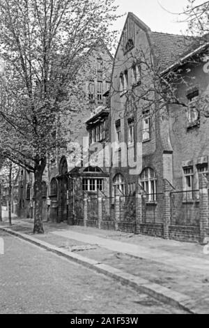 Eingangsbereich des von Schwestern geführten Kinderheims in Frankfurt/Oder, Deutschland 1948. Eingang eines Kinderheims von Nonnen und Schwestern in Frankfurt/Oder, Deutschland 1948 geführt. Stockfoto