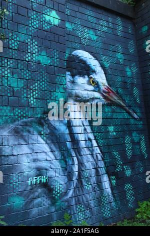 Street Art - Heron - Sheffield Garbe Kai - Fünf Wehre zu Fuß - Kanalseite Stockfoto