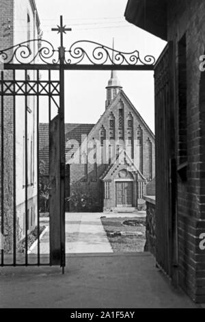 Eingangsbereich des von Schwestern geführten Kinderheims in Frankfurt/Oder, Deutschland 1948. Eingang eines Kinderheims von Nonnen und Schwestern in Frankfurt/Oder, Deutschland 1948 geführt. Stockfoto