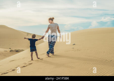 Mutter und Sohn, in der Wüste. Reisen mit Kindern Konzept. Stockfoto