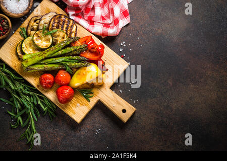 Gegrilltes Gemüse - Zucchini, Paprika, Aubergine, Spargel und Tomaten. Stockfoto