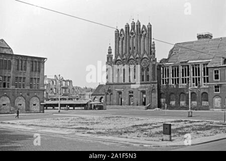 Blick auf die Fassade vom Rathaus in Frankfurt/Oder, kurz vor Eröffnung des Frühlingsmarkts, Deutschland 1949. Blick auf die Vorderseite der Frankfurter Rathaus, kurz vor der Eröffnung der Feder Markt, Deutschland 1949. Stockfoto