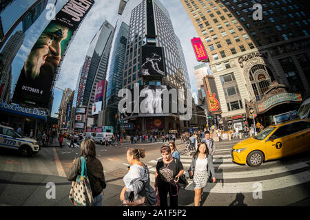 Eine riesige digitale Anzeige in der Times Square in New York am Donnerstag, 26. September 2019 zeigt Videos für den Börsengang der at-home Fitness Company Company Peloton Interaktiv. Peloton liefert Internet-fähigen Fahrräder und Laufbänder ermöglicht weltweite Athleten zum Streamen von Real-time-Klassen, oder aufgenommene Klassen je nach Zeitzone. (© Richard B. Levine) Stockfoto