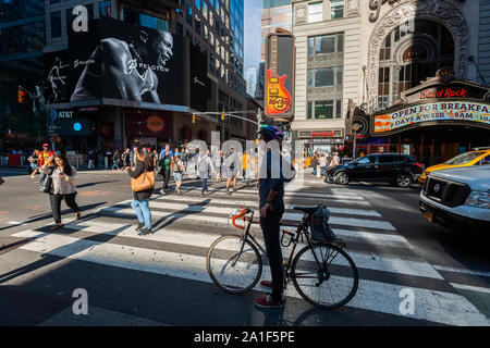 Eine riesige digitale Anzeige in der Times Square in New York am Donnerstag, 26. September 2019 zeigt Videos für den Börsengang der at-home Fitness Company Company Peloton Interaktiv. Peloton liefert Internet-fähigen Fahrräder und Laufbänder ermöglicht weltweite Athleten zum Streamen von Real-time-Klassen, oder aufgenommene Klassen je nach Zeitzone. (© Richard B. Levine) Stockfoto