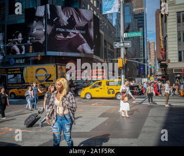 Eine riesige digitale Anzeige in der Times Square in New York am Donnerstag, 26. September 2019 zeigt Videos für den Börsengang der at-home Fitness Company Company Peloton Interaktiv. Peloton liefert Internet-fähigen Fahrräder und Laufbänder ermöglicht weltweite Athleten zum Streamen von Real-time-Klassen, oder aufgenommene Klassen je nach Zeitzone. (© Richard B. Levine) Stockfoto