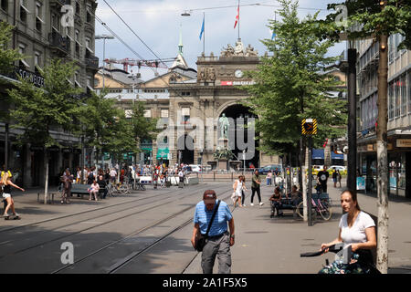 Zürich, Schweiz, 21. Juli 2019: Zürich Hauptbahnhof, Bahnhofplatz Square, Blick von der Bahnhofstrasse entfernt. Stockfoto