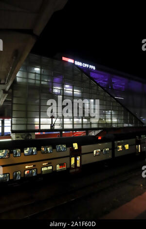 Zürich, Schweiz, 22. Juli 2019: Plattformen der Züricher Hauptbahnhof bei Nacht, Ansicht von oben, modernes Gebäude und Schulen vor Stockfoto