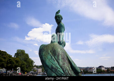 Zürich, Schweiz, 19. Juli 2019: berühmte Skulptur von Ganymed am See Zürich mit blauen Himmel mit einigen Wolken am sonnigen Sommertag. Stockfoto