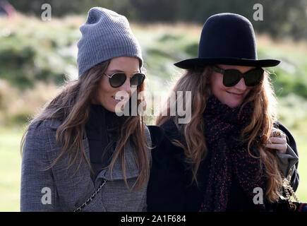 Jessica Biel (links), Ehefrau von Justin Timberlake während des Tages eine der Alfred Dunhill Links Championship bei Carnoustie Golf Links. Stockfoto