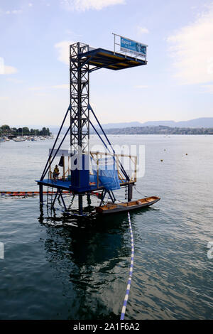Zürich, Schweiz, 19. Juli 2019: Metallbau und Boot in See, Wasser sport am Züricher See, im Sommer Stockfoto