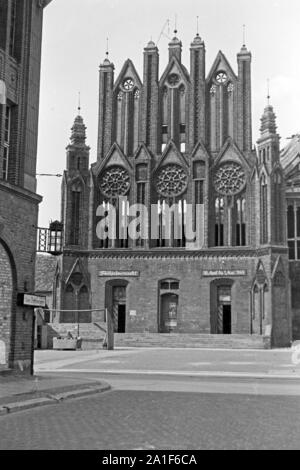 Blick auf die Fassade vom Rathaus in Frankfurt/Oder, kurz vor Eröffnung des Frühlingsmarkts, Deutschland 1949. Blick auf die Vorderseite der Frankfurter Rathaus, kurz vor der Eröffnung der Feder Markt, Deutschland 1949. Stockfoto