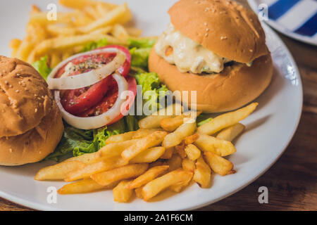 Griechisches Essen Konzept. Brötchen mit Hähnchen Salat, Pommes frites. Stockfoto