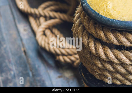 Ein dickes Seil auf einem Schiff, eine Fähre für Tethering. Stockfoto