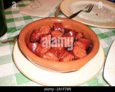 Auflauf aus Wurst zu Cider in Asturien. Juli 5, 2010. Asturien, Spanien, Europa. Reisen Tourismus Street Fotografie Stockfoto