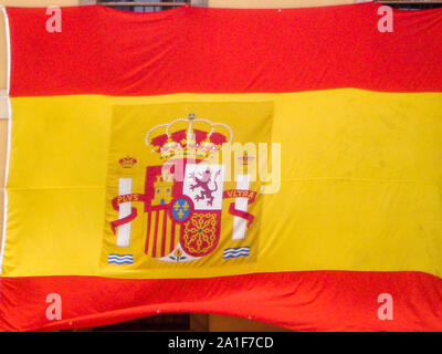 Plazuela Del Marques mit einem großen Flagge von Spanien von Gijon auf einem Markt, der Tag. Juli 5, 2010. Asturien, Spanien, Europa. Reisen Tourismus Street Fotografie Stockfoto