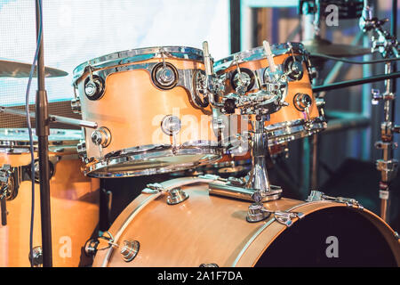 Drums konzeptionelle Bild. Bild von Drums und Percussion liegen auf Snare Drum. Retro Vintage Bild. Stockfoto