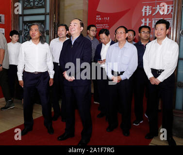 (190926)-BEIJING, Sept. 26, 2019 (Xinhua) - Huang Kunming, Mitglied des Politbüros der Kommunistischen Partei Chinas (CPC) und Leiter der Abteilung Öffentlichkeitsarbeit des CPC-Zentralausschusses, besucht die Eröffnung einer Kunstausstellung in der Feier des 70. Jahrestages der Gründung der Volksrepublik China im Nationalen Kunstmuseum von China in Beijing, die Hauptstadt Chinas, Sept. 26, 2019. Die Ausstellung mit dem Titel "Große Reise, herrliche Aussicht, ' zeigt knapp 500 Gemälde und Skulpturen der Reise des Chinesischen Volkes Befreiung zu suchen zu reflektieren Stockfoto