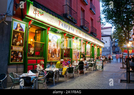 Terrasse des Restaurant, Nacht. Nuntius Straße, Madrid, Spanien. Stockfoto