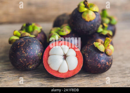 Mangostanfrucht auf alten Holztisch. Tropische Früchte. Stockfoto