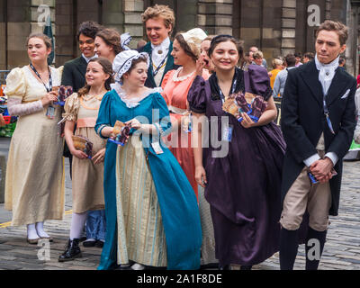 Die Mitglieder des cast Förderung eine Produktion von Sinn und Sinnlichkeit von Jane Austen auf der Royal Mile während des Edinburgh Fringe August 2019 Edinburgh Stockfoto