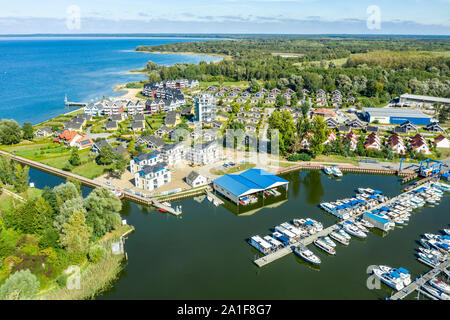 Blick über die Marina von Dorf Rechlin in Richtung See Müritz, holiday cottages, Sportboote, Rechlin, Mecklenburg-Vorpommern, Deutschland Stockfoto