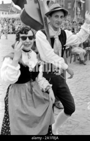 Trachtenpärchen beim Volksfest, Schleswig-Holstein, Deutschland, 1960er Jahre. Traditionelle Paar am Volksfest, Schleswig-Holstein, Deutschland, 1960er Jahre. Stockfoto