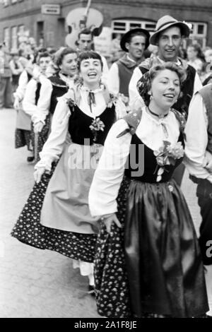 Trachtenpärchen beim Volksfest, Schleswig-Holstein, Deutschland, 1960er Jahre. Traditionelle Paar am Volksfest, Schleswig-Holstein, Deutschland, 1960er Jahre. Stockfoto