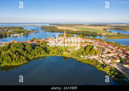 Drohnenaufnahme, Luftaufnahme über Stadt Röbel, Mönchteich vor dem Hotel, Marienkirche im Zentrum, Müritz-See, Mecklenburg-Vorpommern, Deutschland Stockfoto