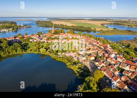 Drohnenaufnahme, Luftaufnahme über Stadt Röbel, Mönchteich vor dem Hotel, Marienkirche im Zentrum, Müritz-See, Mecklenburg-Vorpommern, Deutschland Stockfoto