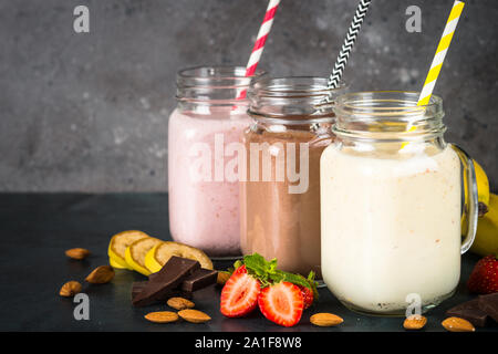 Banane, Schokolade und Erdbeeren Milchshakes. Stockfoto