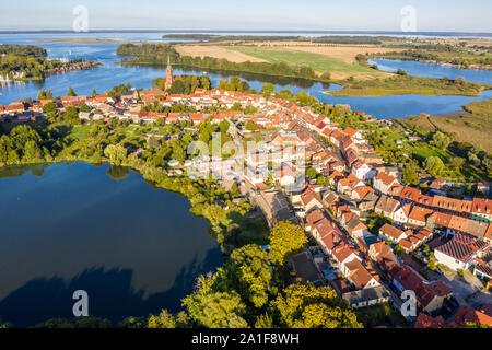 Drohnenaufnahme, Luftaufnahme über Stadt Röbel, Mönchteich vor dem Hotel, Marienkirche im Zentrum, Müritz-See, Mecklenburg-Vorpommern, Deutschland Stockfoto