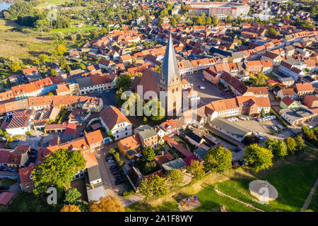 Drone schoß, Luftaufnahme über der Mitte der Stadt von Röbel, St. Nicolai Kirche, Mecklenburg-Vorpommern, Deutschland Stockfoto