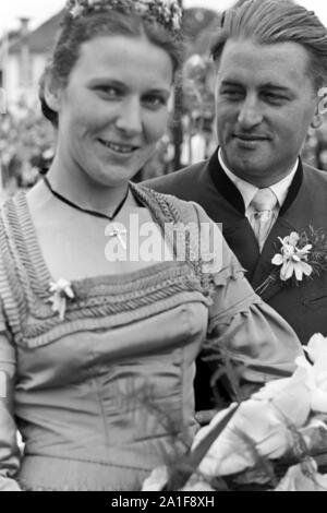 Trachtenpärchen beim Volksfest, Schleswig-Holstein, Deutschland, 1960er Jahre. Traditionelle Paar am Volksfest, Schleswig-Holstein, Deutschland, 1960er Jahre. Stockfoto