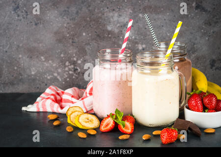 Banane, Schokolade und Erdbeeren Milchshakes. Stockfoto